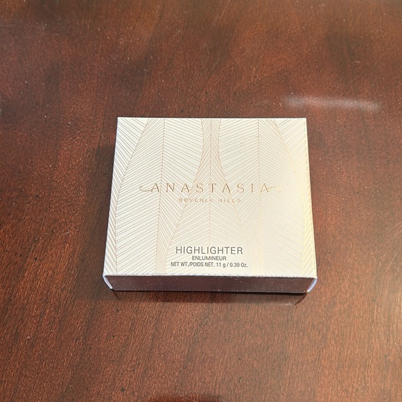 Anastasia Beverly Hills Iced Out Highlighter - Picture 3 of 5